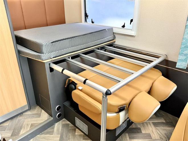 ：商务旅居新选择舒适与安全并存不朽情缘首页福特T8小额头房车(图2)